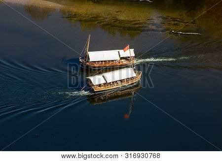 La Roque-gageac, Dordogne, France - September 3, 2018: A Tourist Boat, In French Called Gabare, On T