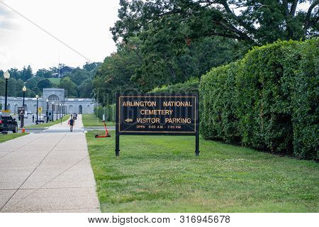 Arlington, Va - August 8, 2019: Sign Directing Visitors To Parking Spots In Arlington National Cemet