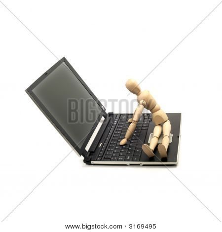 Dřevěný manekýn a Laptop