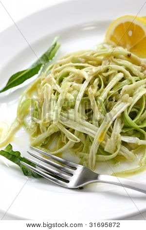 puntarelle alla romana, spárga cikória saláta öntettel szardella, olasz konyha