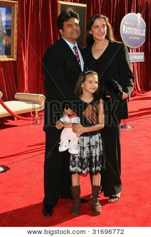 Los Angeles, ca 22. Juni: Erik Estrada und Familie bei der Weltpremiere von 'Ratatouille' bei der Kod