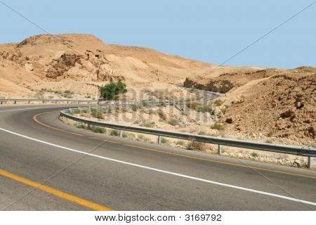 Highway tuulet keskuudessa vuoret