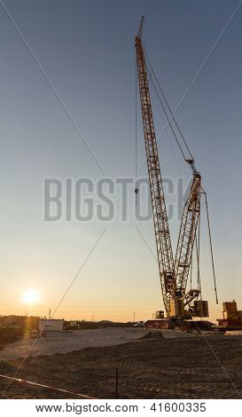 Gru di costruzione di una disposizione di forza del vento