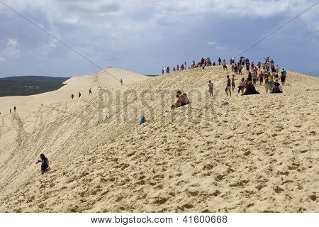 PYLA SUR MER, FRANCE - 8 août : Les gens visite de la célèbre dune du Pyla, la plus haute dune de sable d'E
