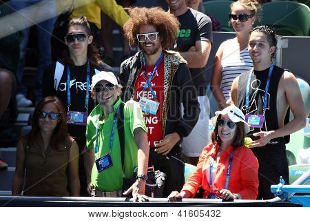 MELBOURNE, VC - 23 stycznia: Stefan Gordy z LMFAO w tłumie podczas Australian Open mecz w R