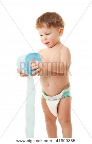 Kleine jongen met wc-papier