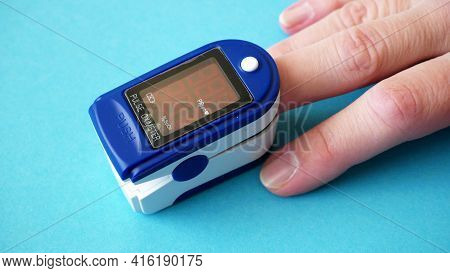 Pulse Oximeter For Finger Tip Simultaneous Monitoring Of Blood Flow And Transcutaneous Oxygen On Tab
