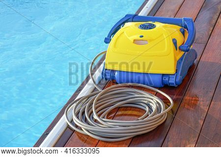 Water Cleaner Cleaning Swimming Pools. Full Automatic Pool Cleaning Robot