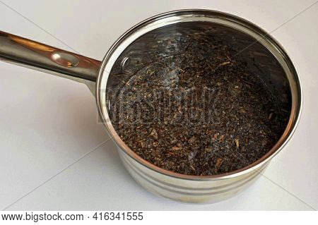 Crush A Piece Of Tile Tea Into A Non-oxidizable Bowl And Cover With Cold Water. Put On Fire, Bring T