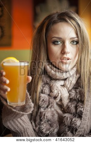 Mladá žena s nádherně modré oči pití Hefeweizen pivo