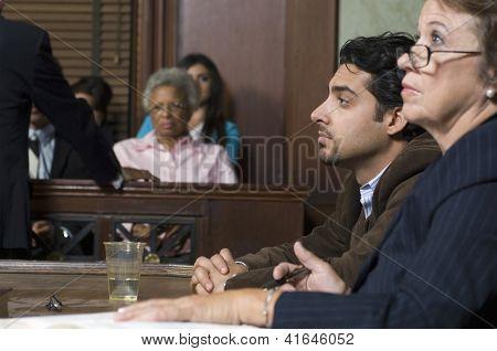 มุมมองด้านข้างของสนับสนุนกับไคลเอนต์ในระหว่างการดำเนินคดีในศาล