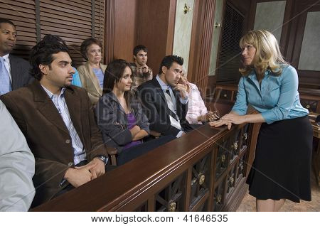 ทนายหญิงพูดกับ jurors พยานยืนนั่งที่แล้ว