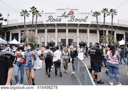 Pasadena, California/usa - April 11, 2021: The Rose Bowl Flea Market Re-opens On April 11th, 2021 Fo