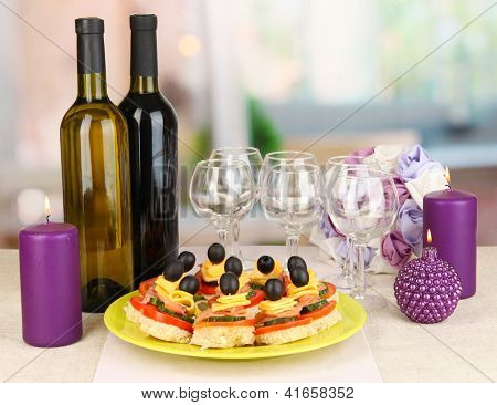 Canapés e vinhos no restaurante