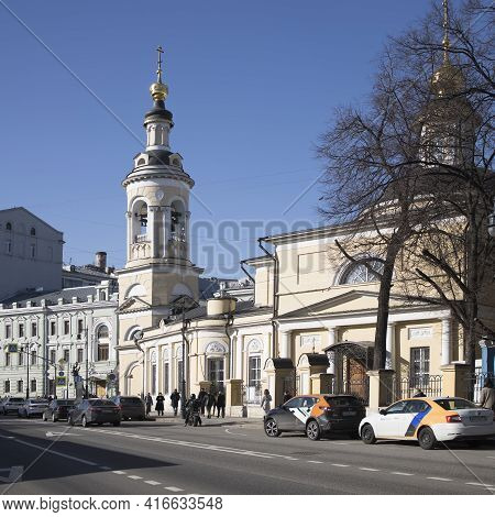Moscow, Russia - 11 April 2021, Solyanka Street In The Historic City Center. Church Of The Nativity 