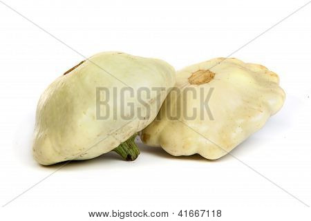 สควอช Pattypan ขาวที่แยกต่างหากบนพื้นสีขาว
