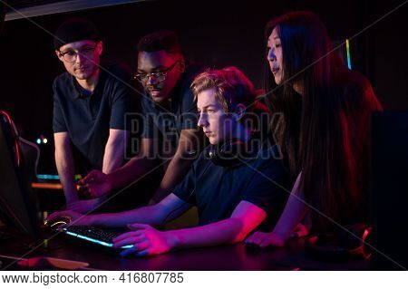 Friends Came To The Computer Club To Play Together, Choose A Game