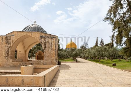 The Sebil Es-sultam Suleiman And The Dome Of The Rock Mosque Are On The Temple Mount In The Old Town