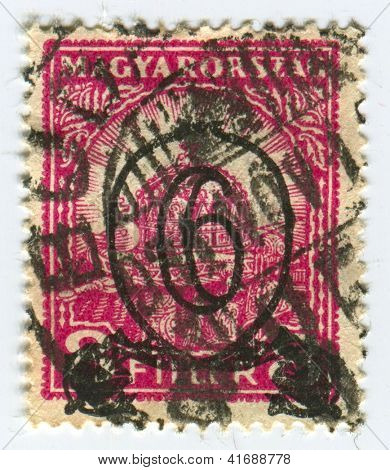 Ungarn - CIRCA 1926: Et frimærke, trykt i Ungarn viser billede af kronen af Saint Stephen, circa 19