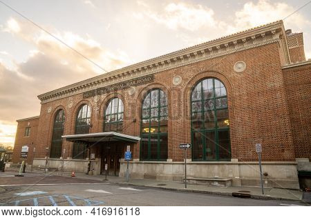 Poughkeepsie, Ny - Usa -dec. 29, 2020: A Landscape View Of The Historic Poughkeepsie Railroad Statio