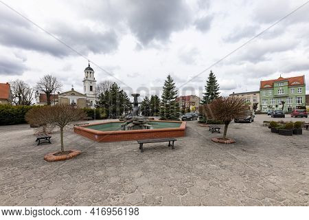 Janowiec Wlkp., Kuyavian-pomeranian Voivodeship Poland - April, 14, 2021: The Market Square In The C