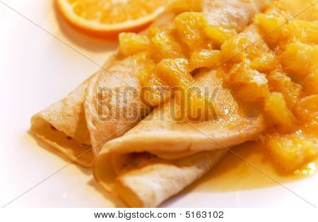 Blini med appelsiner i sød Sauce