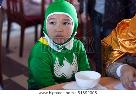 The boy disguise oneself as a batman with green clothes
