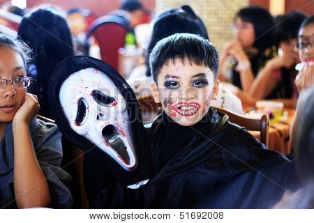 The boy disguise oneself as the death