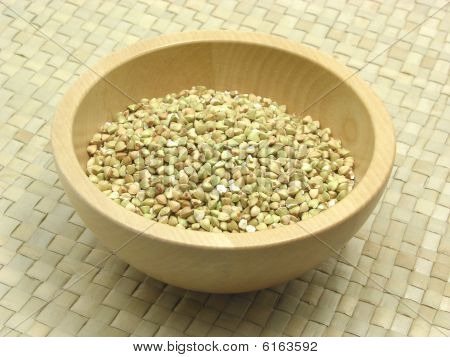 ชามไม้กับ Buckwheat บนหวาย Underlay