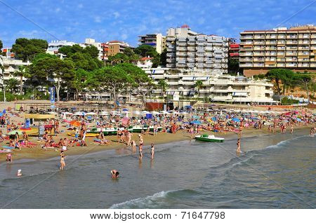 SALOU, SPAIN - AUGUST 29:  Vacationers in Capellans beach on August 29, 2014 in Salou, Spain. Salou is a major destination for sun and beach for European tourism with more than 50,000 accommodations