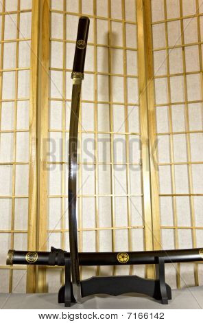 Perinteinen japanilainen samurai miekka on kiinnitetty erityistä musta puinen jalusta