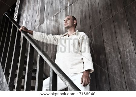 Homme dans une maison en bois