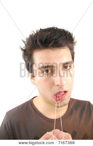 Muž Flossing jeho zuby (ne aby výraz)