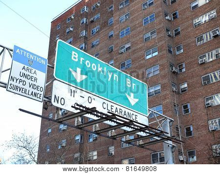 road sign pointing the Brooklyn Bridge
