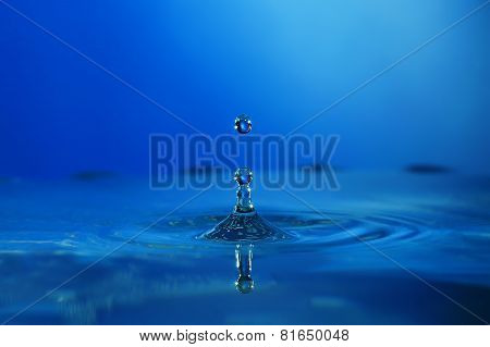 Falling into water droplets