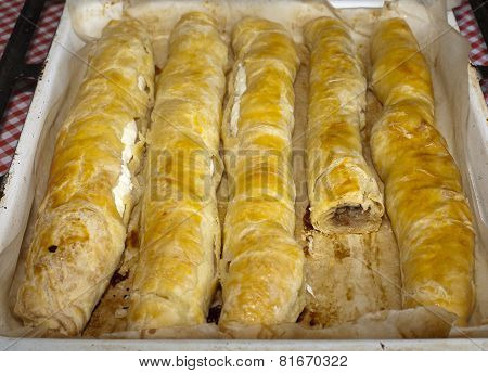 Retes In Baking Pan On Checkered Tablecloth