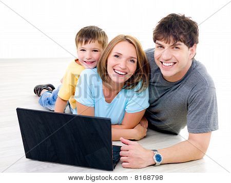 Tre persone Ride con un computer portatile