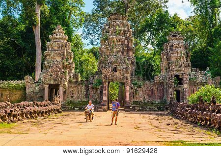 Moto rickshaw and tourist in gate of Angkor Wat