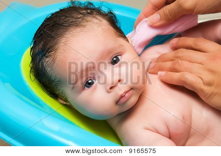 Bebê que está sendo lavado