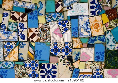 Detail of a wall covered with many assorted fragments of broken tiles