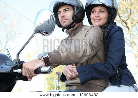 Casal passeando em motocicleta