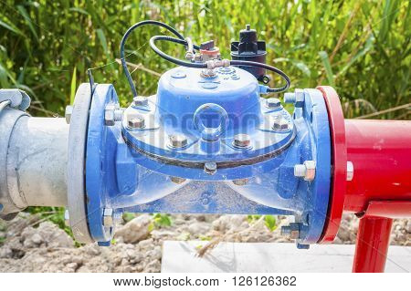 Shut-off valve automatic (no electricity) to the hydraulic system for watering system