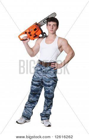 Homem forte com serra elétrica