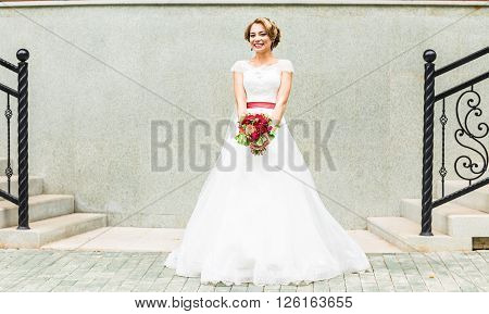 nise fresh wedding bouquet in bride's hand.