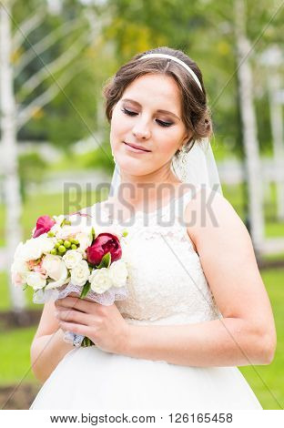 nise fresh wedding bouquet in bride's hand.