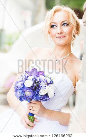 nise fresh wedding bouquet in bride's hand.