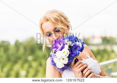 nise fresh wedding bouquet in bride's hand.