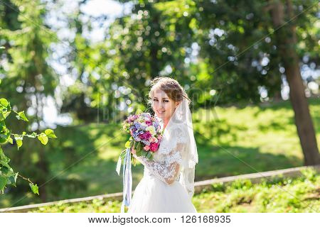 nise fresh wedding bouquet in bride's hand.