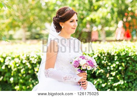nise fresh wedding bouquet in bride's hand.