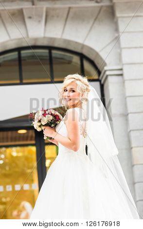 nise fresh wedding bouquet in bride's hand.